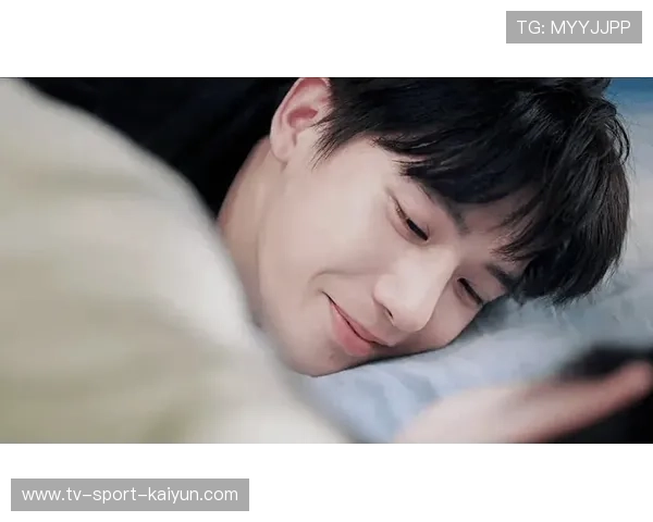 王安宇球场抱狗照曝光,休息时逗弄小狗引关注